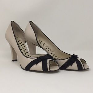 Anne Klein sz 8.5 creme/black heels